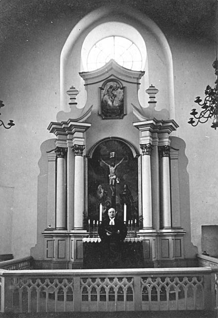 File:Helme kiriku altar kirikuõpetaja Johannes Ustal.jpg